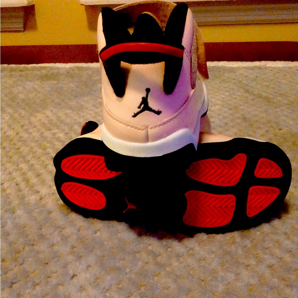 Girls Jordan’s 6 Ring size 9c